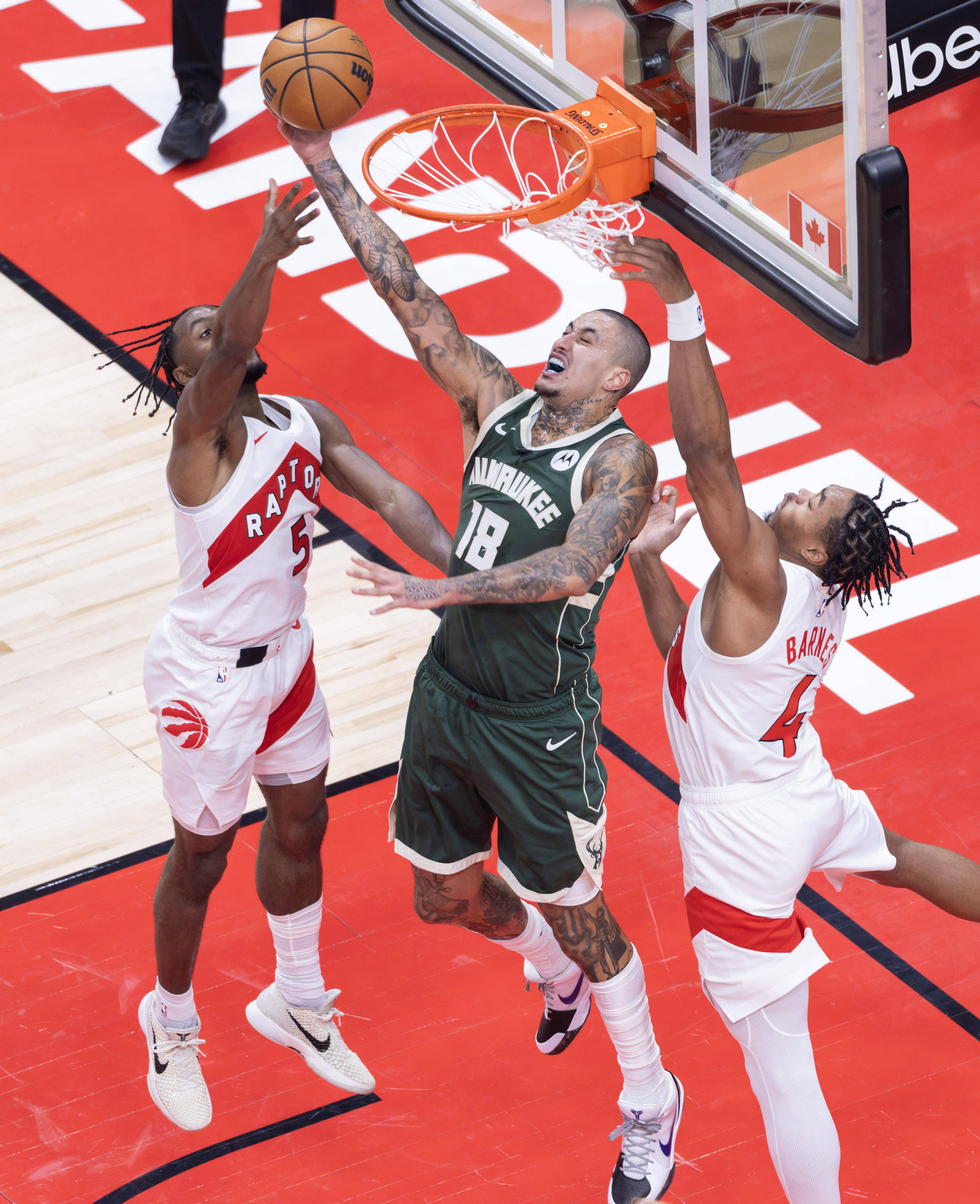 关于冲刺阶段突围战来临，密尔沃基雄鹿围绕NBA常规赛调整名单，信心回归，更衣室氛围转暖的信息